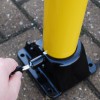 Set mit 2 festen und 1 umklappbaren Parkpfosten & Plastikkette