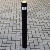 Feststehender schwarzer 120 FS Parkpfosten mit reflektierendem Edelstahlband