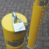 2 x feststehender & 1 x herausnehmbarer Parkpfosten in gelb mit Ketten